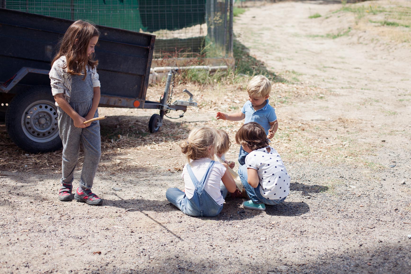 Recolecta con niños en un huerto ecológico
