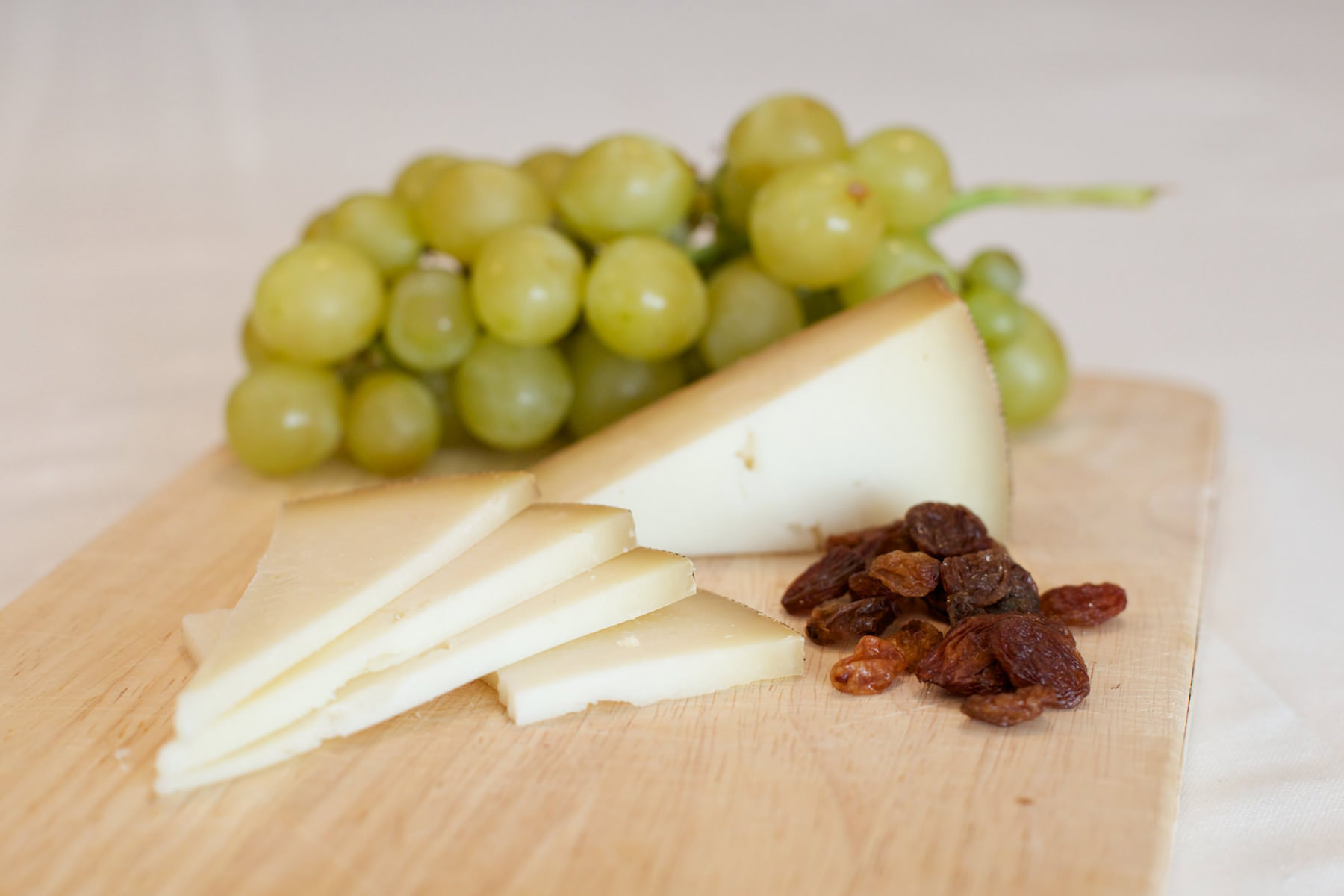 Cómo preparar una perfecta tabla de quesos otoñal